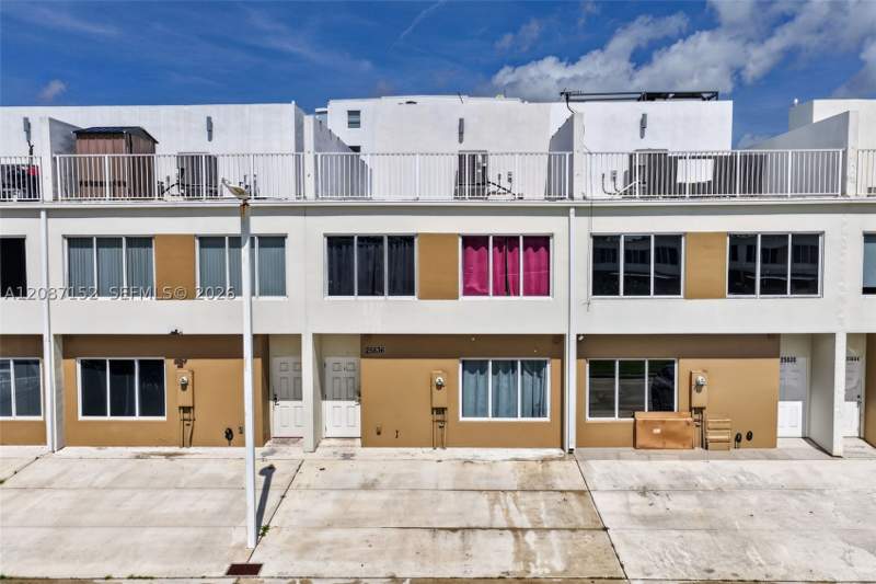4 bedroom Townhouse at 25836 SW 139th Path, Paradise Gardens, Homestead — photo 4
