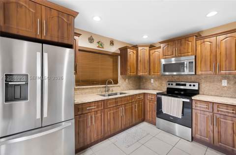 6746 NW 199th St, Hialeah FL - photo 13 of 28