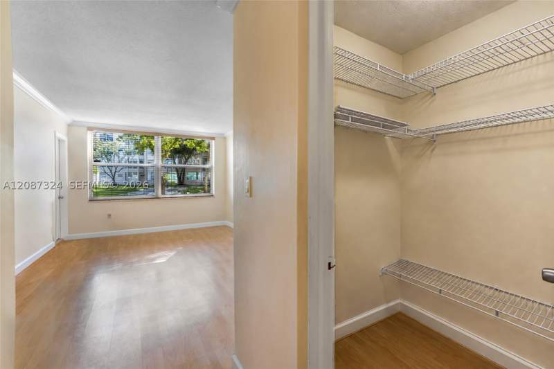 1 bedroom Condominium at 1401 NE 191st St D107, Rolling Green Condo D, Miami — photo 4