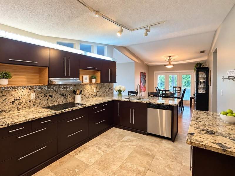 4 bedroom SingleFamilyResidence at 14760 SW 156th St, Kings Grant East, Miami — photo 4