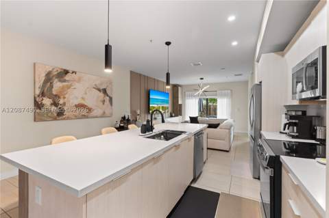 7865 NW 104th Ave 4, Doral FL - photo 8 of 43
