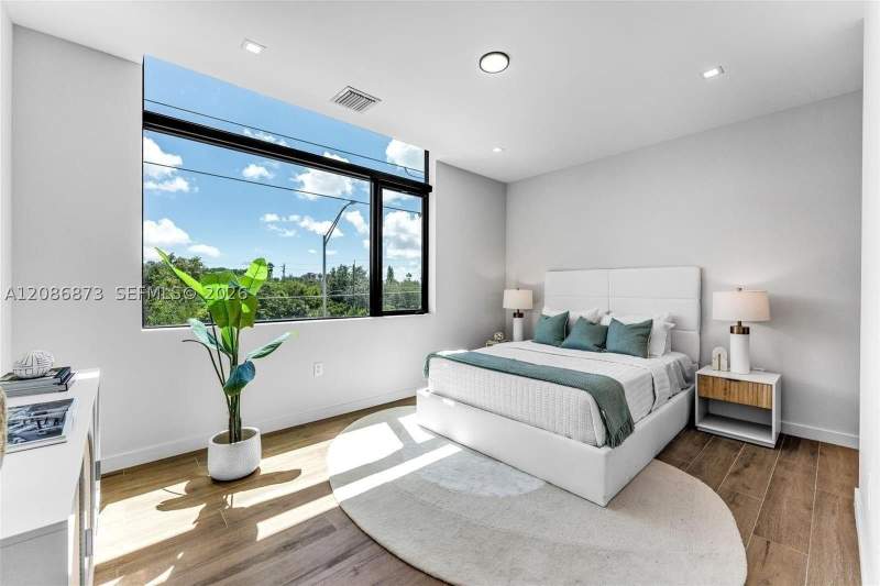 3 bedroom Townhouse at 521 NE 61st St, Lc Whites, Miami — photo 3