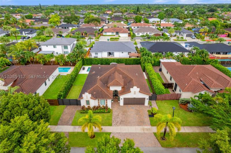 4 bedroom SingleFamilyResidence at 15255 SW 173rd St, Venetian Parc West, Miami — photo 2