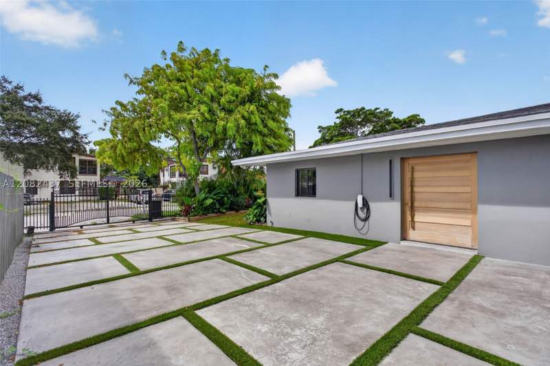 3 bedroom SingleFamilyResidence at 1215 NE 110th St, Biscayne Shores Corr Plat, Miami — photo 3