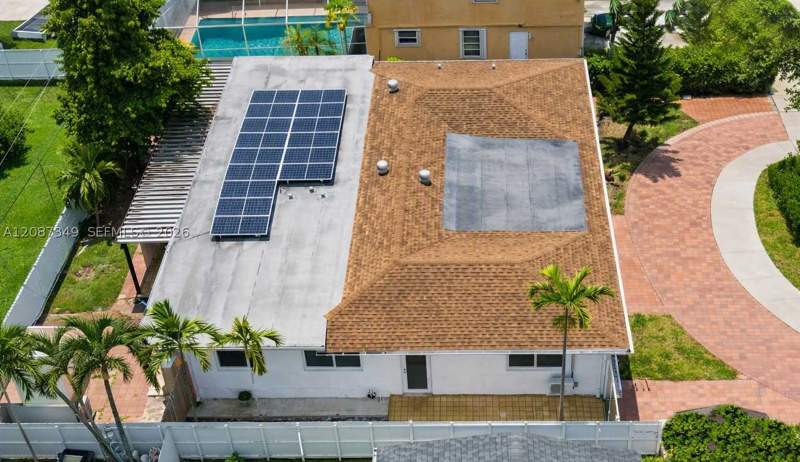 7 bedroom SingleFamilyResidence at 11231 NW 60th Ct, Palm Springs Sub Sec B 4T, Hialeah — photo 2