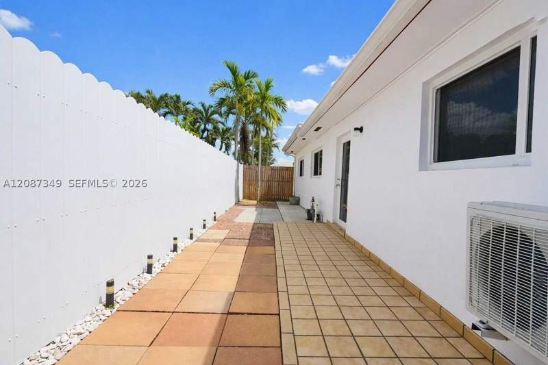 7 bedroom SingleFamilyResidence at 11231 NW 60th Ct, Palm Springs Sub Sec B 4T, Hialeah — photo 5