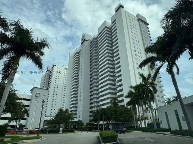 2 bedroom Condominium at 15051 Royal Oaks Ln 701, The Oaks I Condo, North Miami — photo 2