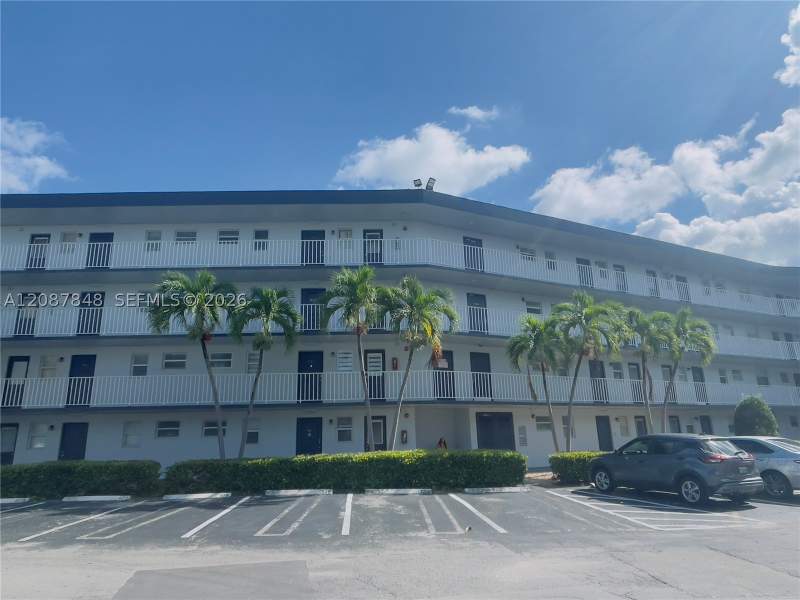 1 bedroom Condominium at 443 NE 195th St 338, Royal Oaks Condo, Miami — photo 2