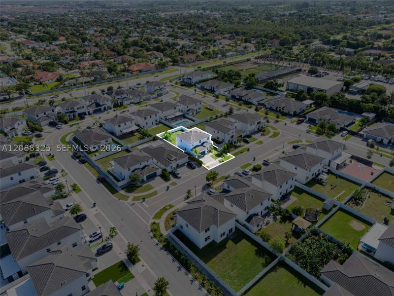 5 bedroom SingleFamilyResidence at 12740 SW 214th Ter, Siena North, Miami — photo 4