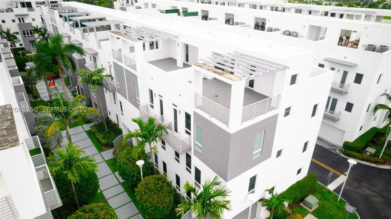 4 bedroom Condominium at 9165 NW 33rd St 9165, Contempo Townhomes, Doral — photo 2