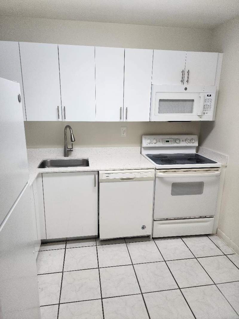 2 bedroom Condominium at 11311 SW 200th Street SW 214-D, Caribbean Gardens Condo, Miami — photo 4