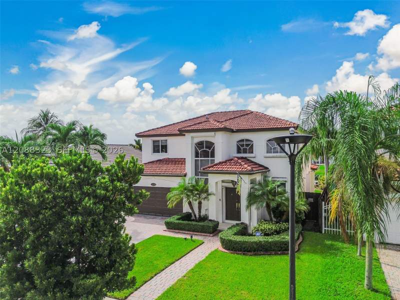 4 bedroom SingleFamilyResidence at 16290 SW 68th Ter, Sunset Lakes Estates 1st, Miami — photo 2