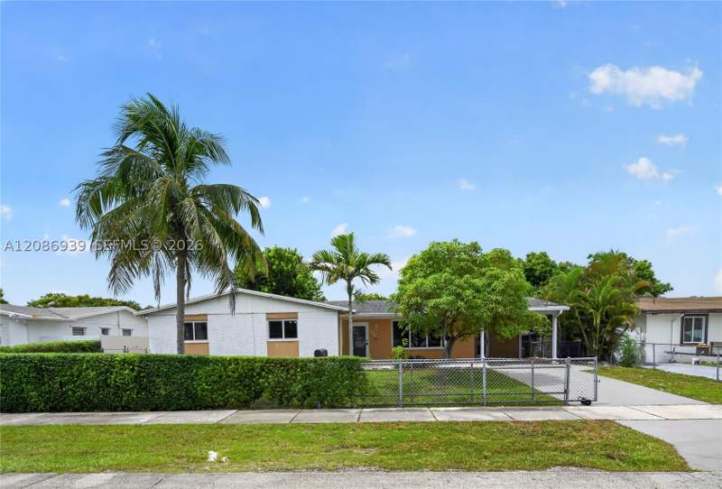 4 bedroom SingleFamilyResidence at 19920 SW 118th Pl, South Miami Heights Addn, Miami — photo 2