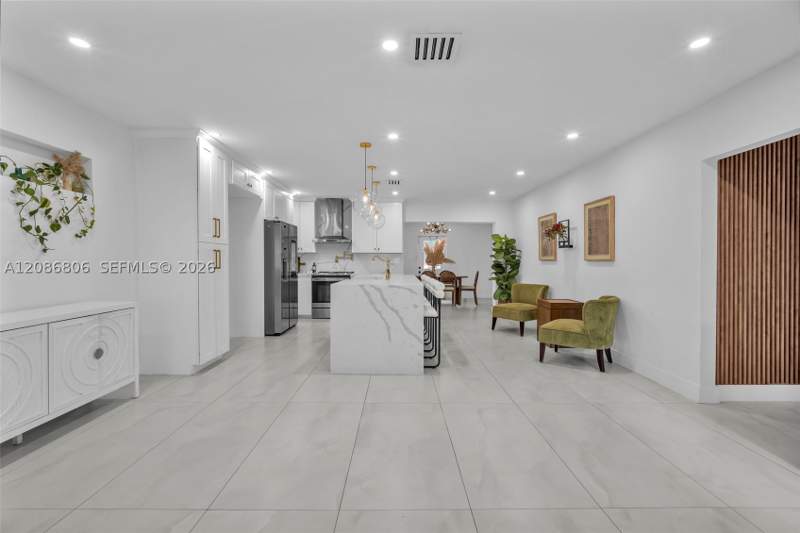 4 bedroom SingleFamilyResidence at 2395 NE 184th Ter, Riverdale, North Miami Beach — photo 4