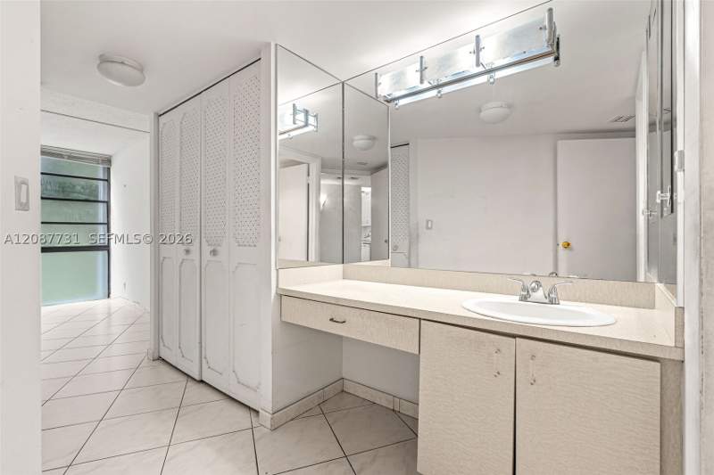 2 bedroom Condominium at 3301 N Country Club Dr 208, Bravura I Condo, Aventura — photo 5