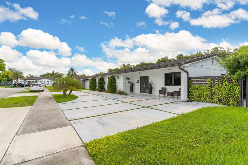 4 bedroom SingleFamilyResidence at 10010 SW 85th Ter, Heftler Homes Sunset Park, Miami — photo 3