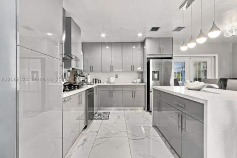 20505 NW 45th Ave, Miami Gardens FL - photo 9 of 55