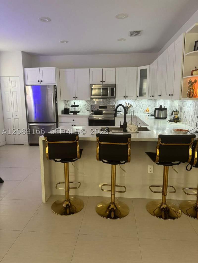 4 bedroom SingleFamilyResidence at 7414 NW 107th Ct, Reserve At Doral East, Doral — photo 4