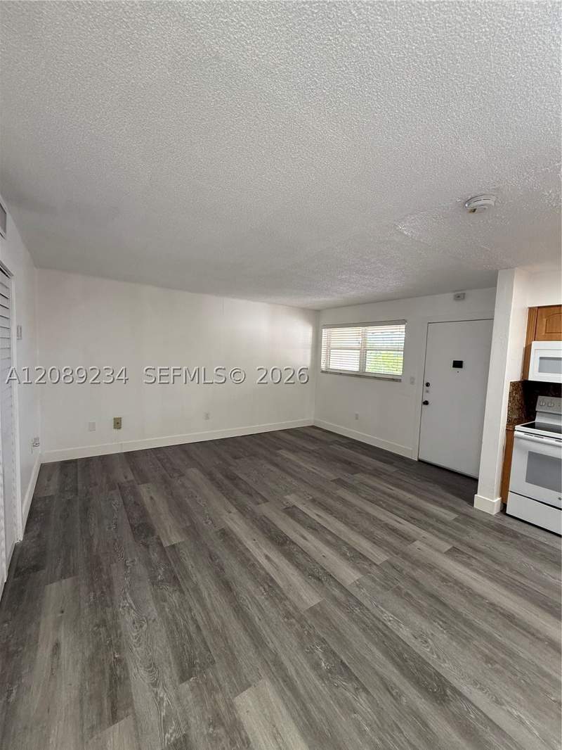 1 bedroom Condominium at 2385 NW 11th St C31, Sanderling Apts Condo, Miami — photo 4