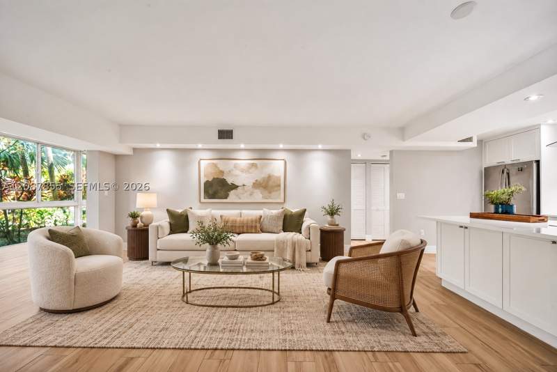 1 bedroom Condominium at 260 Sunrise Dr D, Sunrise Manor Condo, Key Biscayne — photo 3