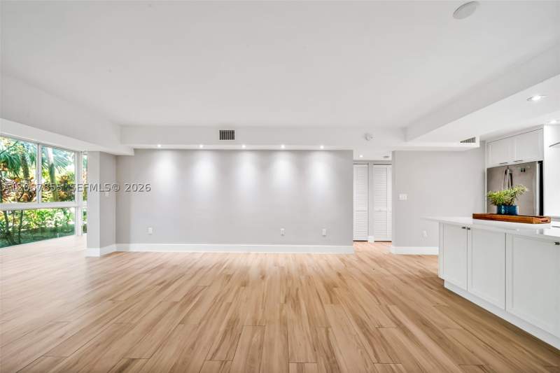 1 bedroom Condominium at 260 Sunrise Dr D, Sunrise Manor Condo, Key Biscayne — photo 4
