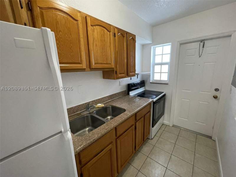 1 bedroom Condominium at 1471 NE 170th St 224A, Colonial Court Condo Bldg, North Miami Beach — photo 4
