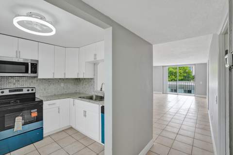 7601 Byron Avenue 3C, Miami Beach FL - photo 9 of 42