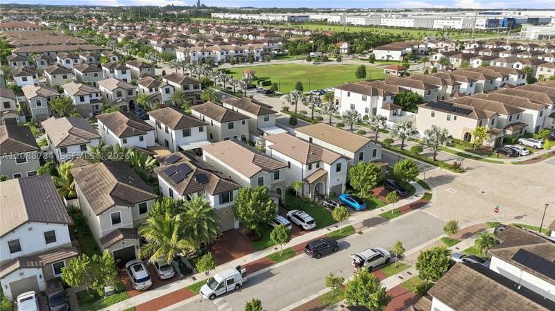 3 bedroom SingleFamilyResidence at 3440 W 110th St, Aquabella North, Hialeah — photo 3