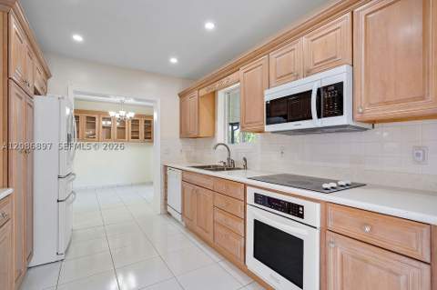 2475 NE 214th St, Aventura FL - photo 17 of 39