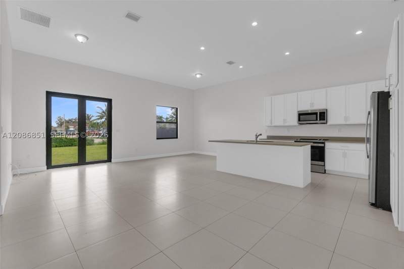 4 bedroom SingleFamilyResidence at 19447 SW 124th Ct, South Miami Lakes, Miami — photo 2