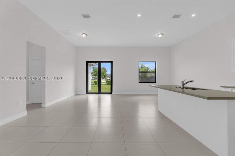 4 bedroom SingleFamilyResidence at 19447 SW 124th Ct, South Miami Lakes, Miami — photo 5