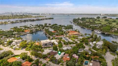8934 Hawthorne Ave, Surfside FL - photo 6 of 53