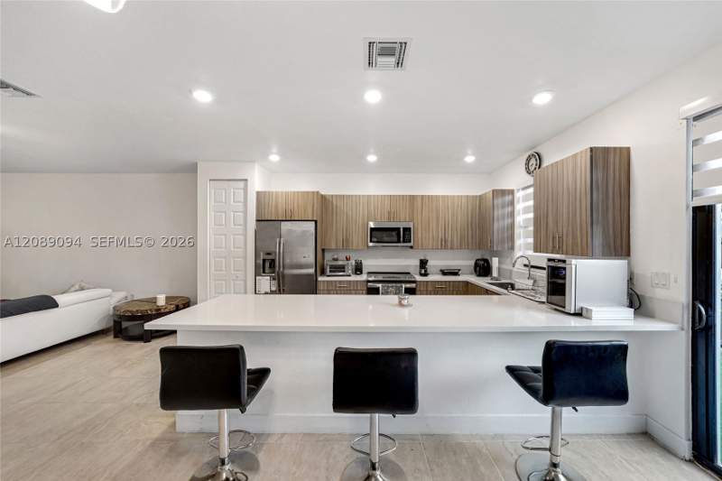 3 bedroom Townhouse at 15809 NW 91st Ct, Dunnwoody Lake, Miami Lakes — photo 2