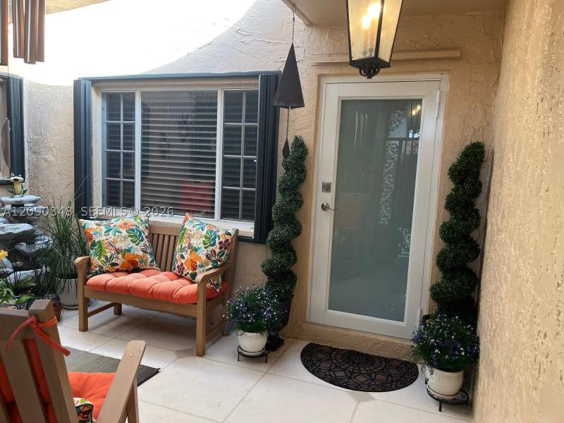 2 bedroom Townhouse at 19505 E Lake Dr, Royal Singapore Lake, Hialeah — photo 2