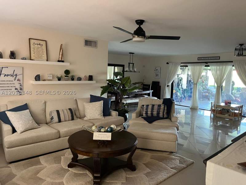 2 bedroom Townhouse at 19505 E Lake Dr, Royal Singapore Lake, Hialeah — photo 4