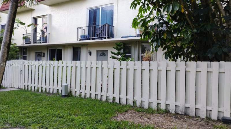 2 bedroom Condominium at 1655 NE 115th St 12B, Northgate Townhouse Condo, Miami — photo 4