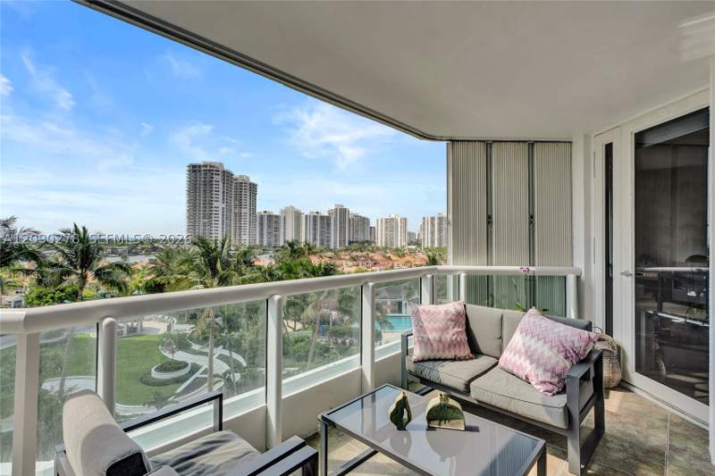 2 bedroom Condominium at 21055 Yacht Club Dr 901, South Tower At The Point, Aventura — photo 2