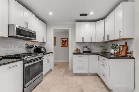 10420 SW 99th St, Miami FL - photo 13 of 56