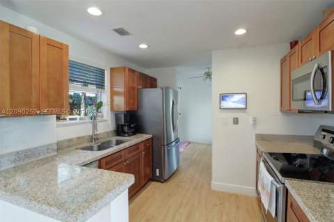 4241 NE 16th St, Homestead FL - photo 9 of 31