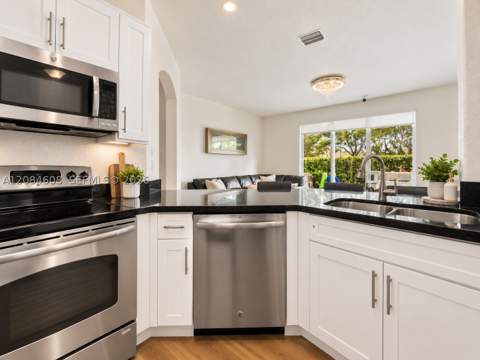 8739 NW 109th Ct, Doral FL - photo 10 of 30