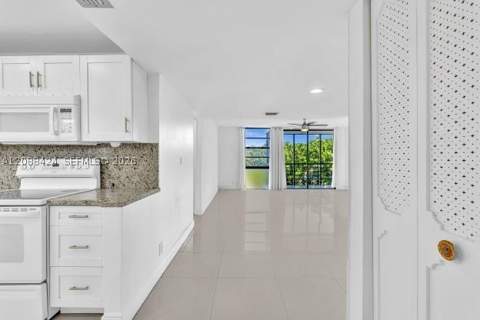 20400 W Country Club Dr 315, Aventura FL - photo 6 of 31