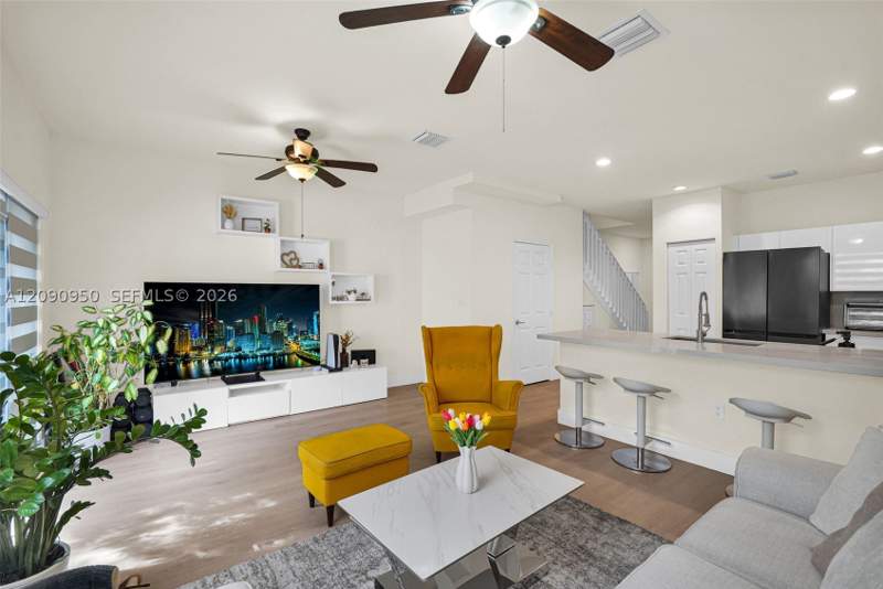 2 bedroom Townhouse at 9255 W 33rd Ln 9255, Bonterra, Hialeah — photo 3