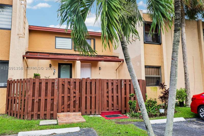 3 bedroom Condominium at 241 W Park Dr 5-202, Indian Summer Vilg Condo, Miami — photo 3