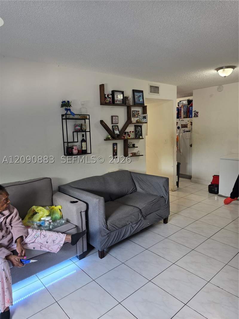 3 bedroom Condominium at 2565 W 56th St 206, Hialeah Condo, Hialeah — photo 2