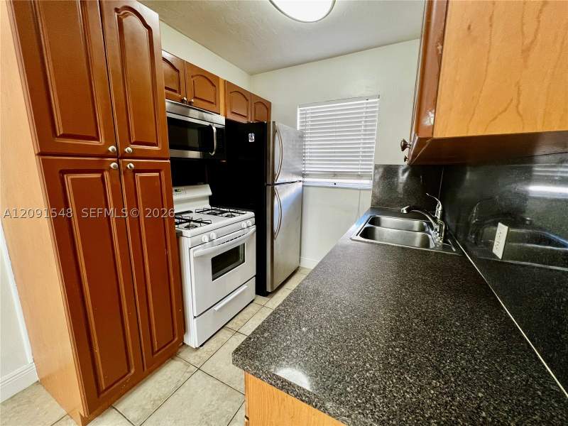 2 bedroom Condominium at 2072 NE 169th St 8, 2072 NE 169 St Corp Condo, North Miami Beach — photo 2