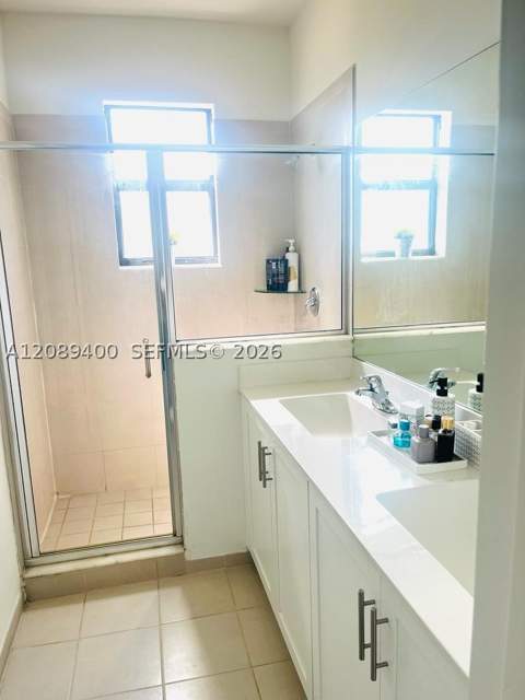 560 NE 206th Ln, Miami FL - photo 8 of 21