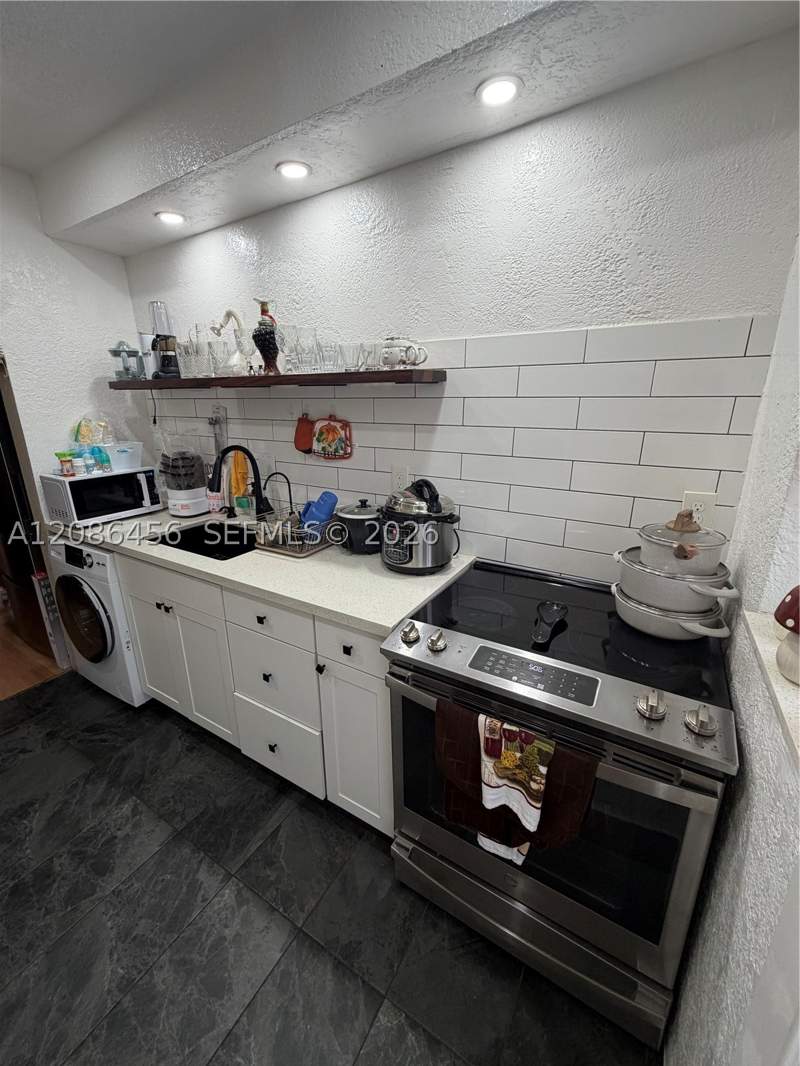 1 bedroom Condominium at 3570 SW 9th Ter 9B, Coral Gardens Condo Bldg, Miami — photo 3