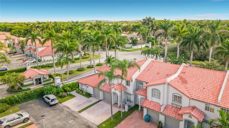 3 bedroom Townhouse at 5073 NW 114th Ct, Doral Landings Townhomes, Doral — photo 2