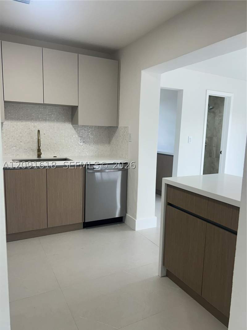 3 bedroom SingleFamilyResidence at 9230 SW 41st St, Ascot Park, Miami — photo 2