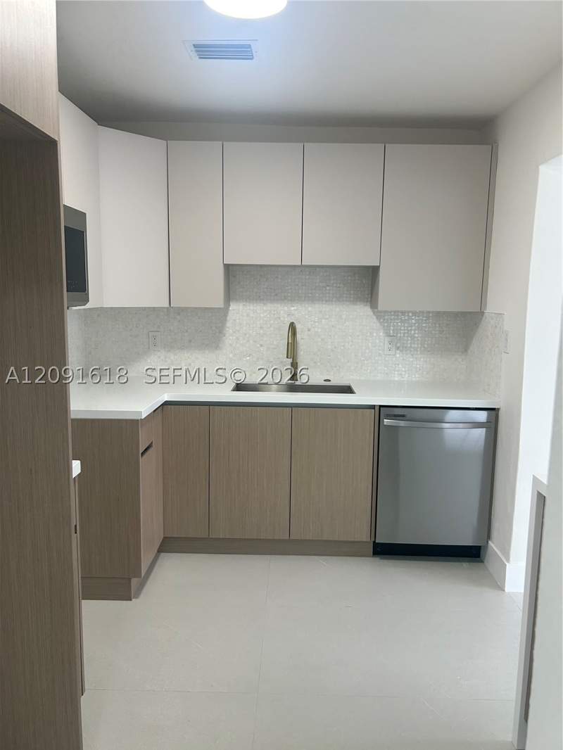 3 bedroom SingleFamilyResidence at 9230 SW 41st St, Ascot Park, Miami — photo 3